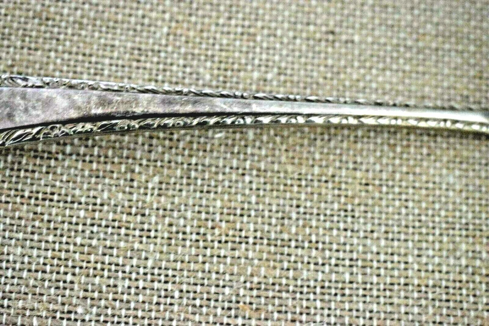 Cucharón Royal Crest flor silvestre plata esterlina salsa maciza 6 3/8" sin monograma  Foto 4 de 4