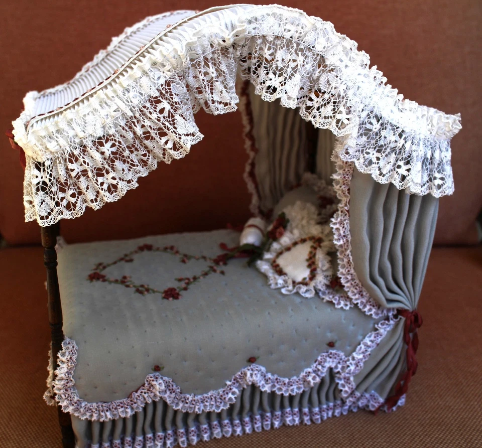 Hermosa cama con dosel firmada por Donna y Jim Johnson, tocador con taburete, sofá 1:12 Foto 2 de 4