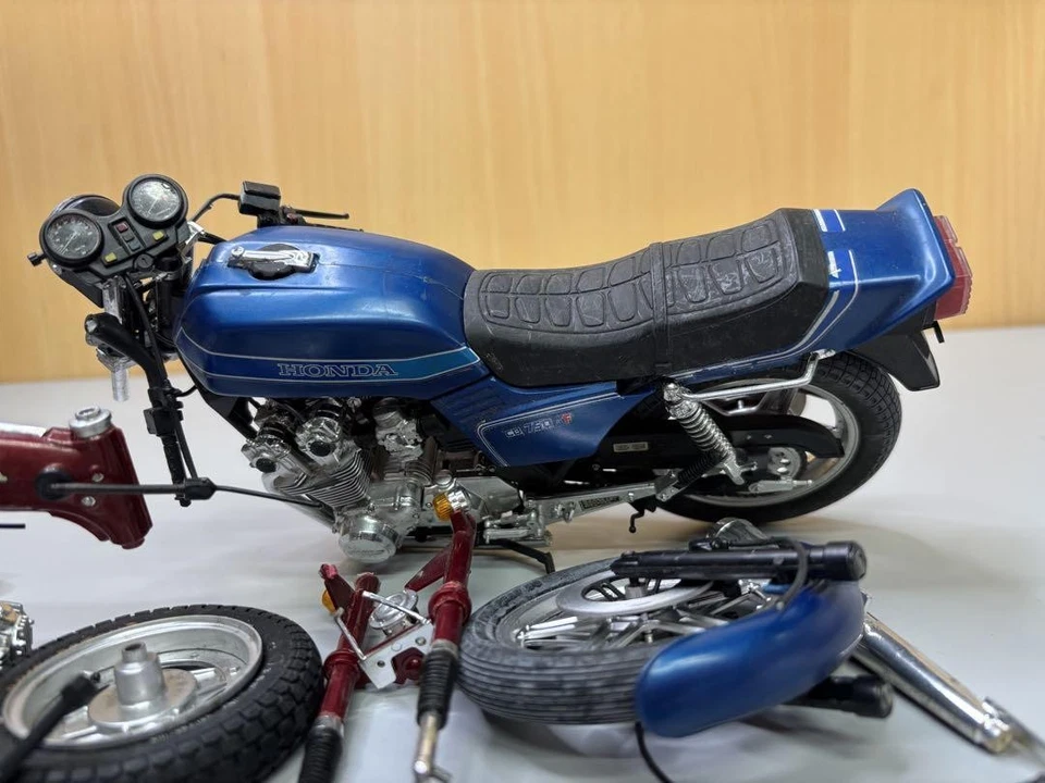 Tamiya 1/6 Dax Honda St70 & Cb750F Plastic Model Kit Motorcycle Scale Model - Image 3 of 4