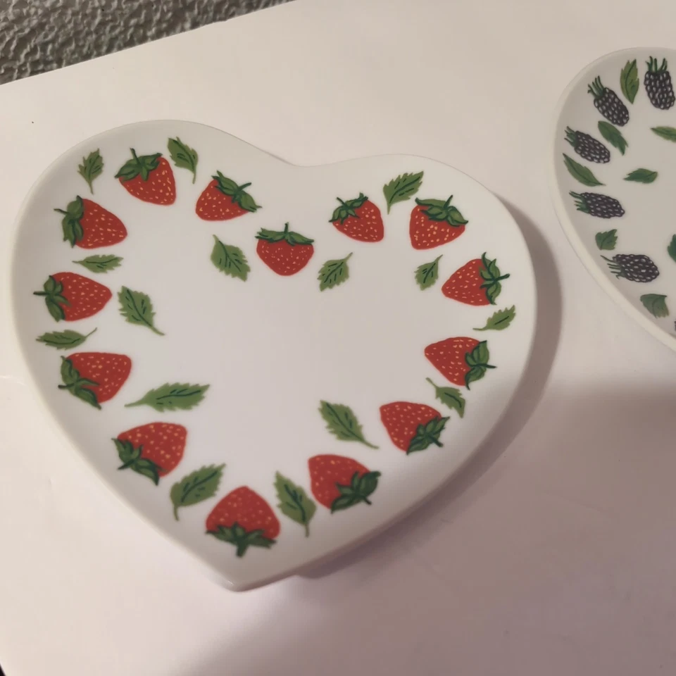 Williams Sonoma La Mure Chene Juego de 4 platos de bayas en forma de corazón aperitivo de postre Foto 2 de 4