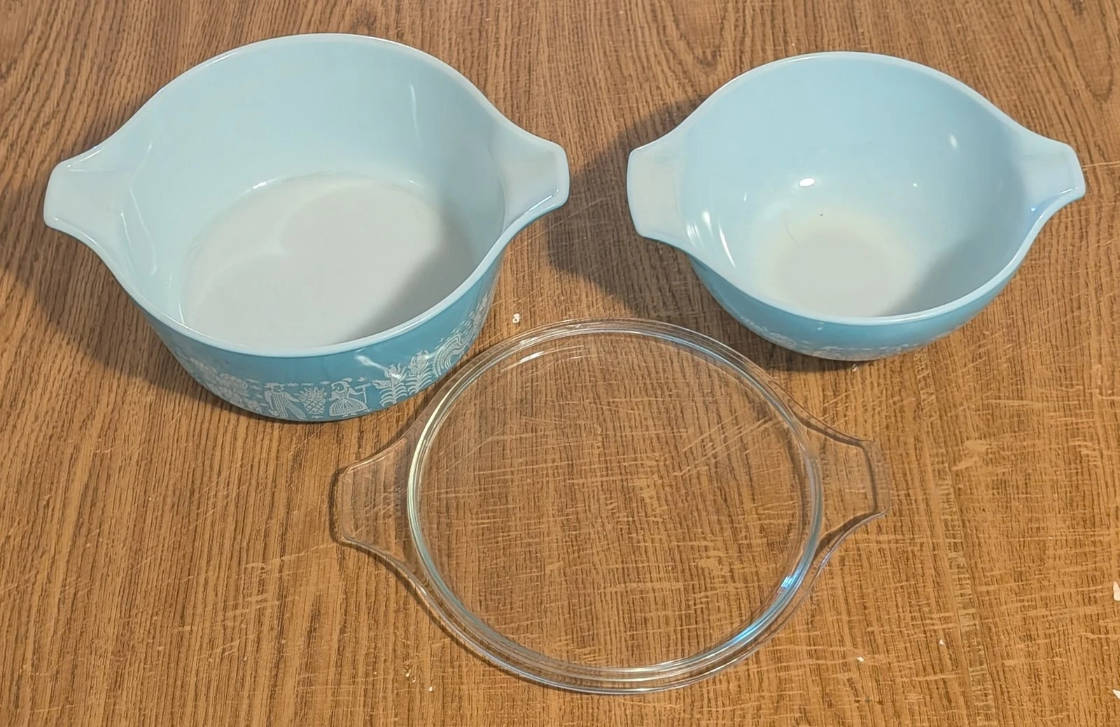 2 Pyrex turquoise butter print mixing bowls + 1 large cover.