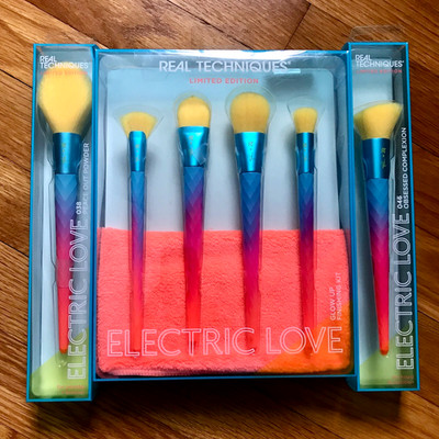 Real Techniques LE Electric Love Glow Up Finishing Kit, Foundation & Powder Lot