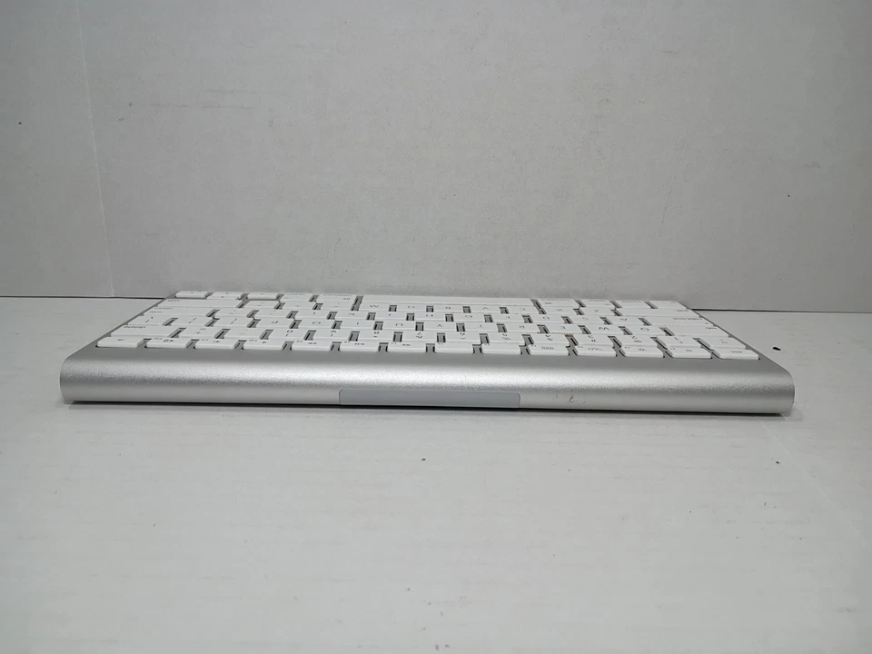 Teclado mágico Apple modelo #A1314 excelente estado Bluetooth Foto 4 de 4