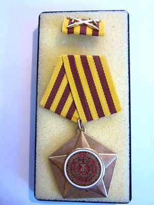 KAMPFORDEN  G O L D    Rückseite geriffelt /  gesplintet    DDR MfS NVA