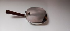 Ancien ramasse-miettes en métal argenté mesurant 25,5 cm de longueur TBE