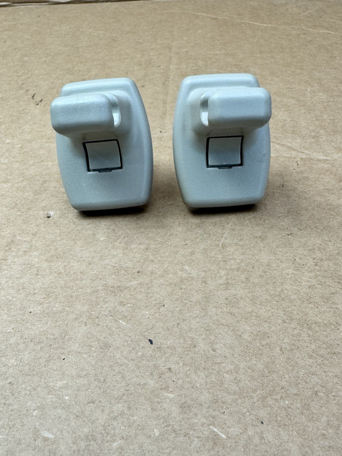 2003-2009 Chevolet Express GMC Savana Van Sun Visor Clip Retainer Set OEM x2 thumbnail 11