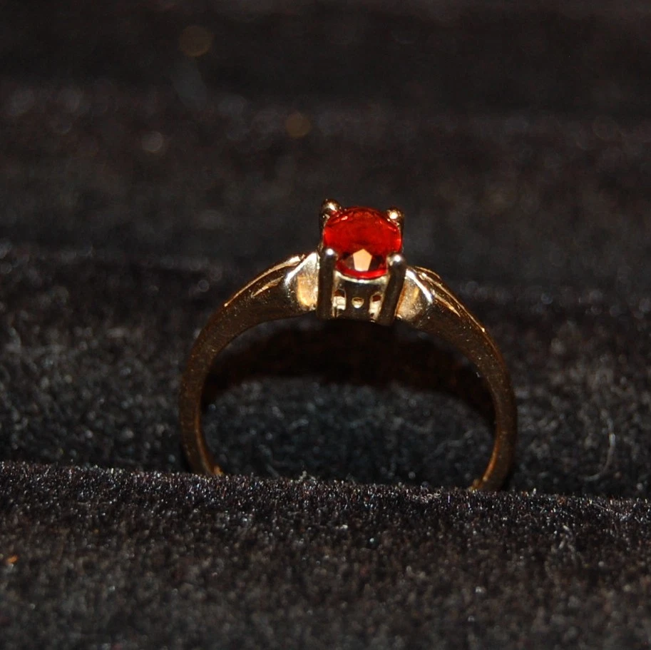 Anillo granate de oro amarillo de 14 quilates para dama Foto 2 de 4