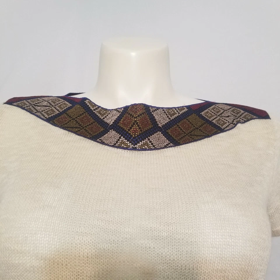 Blusa top tejida manga corta mediana Ecote para mujer beige túnica alta baja bordada Foto 2 de 4