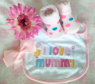 NEU Geschenkset ''I love mummy'' 3-teilig Lätzchen Söckchen Haarband Baumwolle