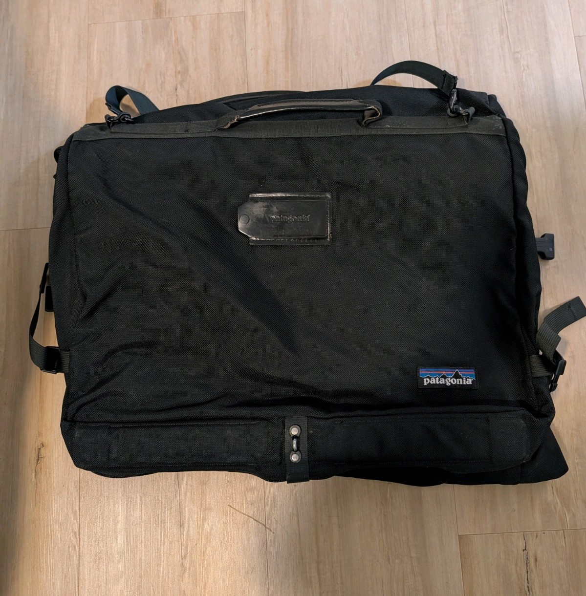 Borsa da viaggio vintage Patagonia appesa indumento trifold nera con tracolla