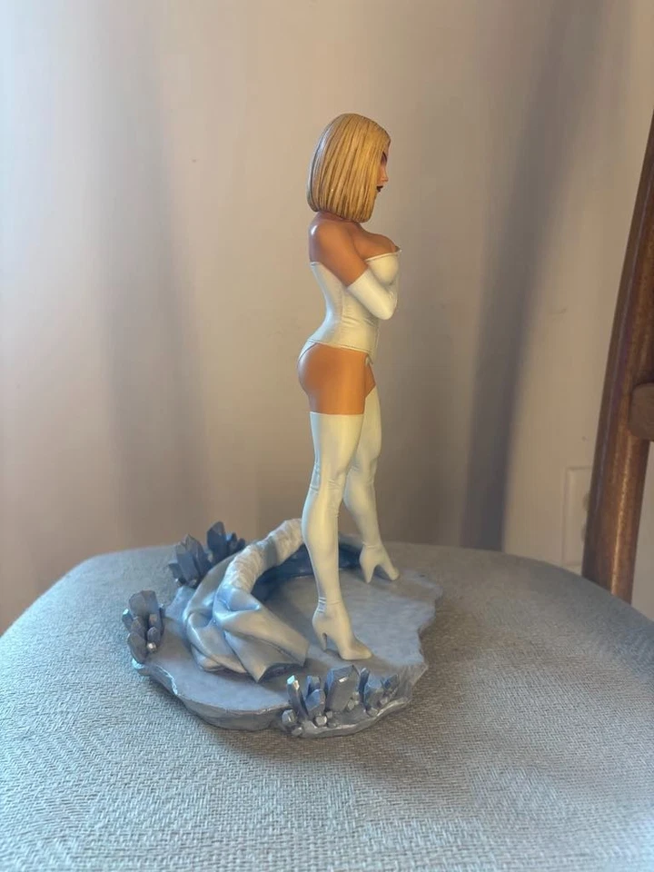 Estátua Marvel Premier Collection EMMA FROST Diamond Select por Moore 70/3000 - Imagem 4 de 4