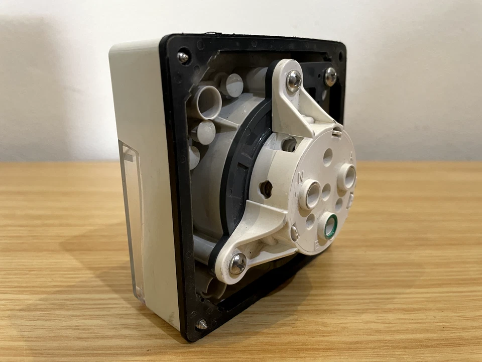 Clipsal Socket outlet 20A 56 Series 1 Pole Round 3 Pin Grey 56C320 - Image 3 of 4