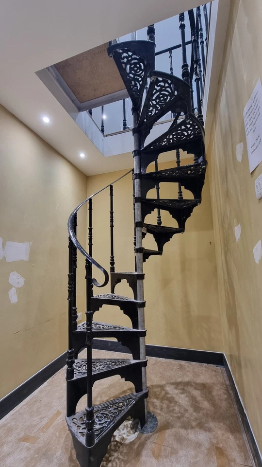 Cast Iron Spiral Stair 1040mm dia, Staircases &Stairwell ballustrading - Image 4 of 4