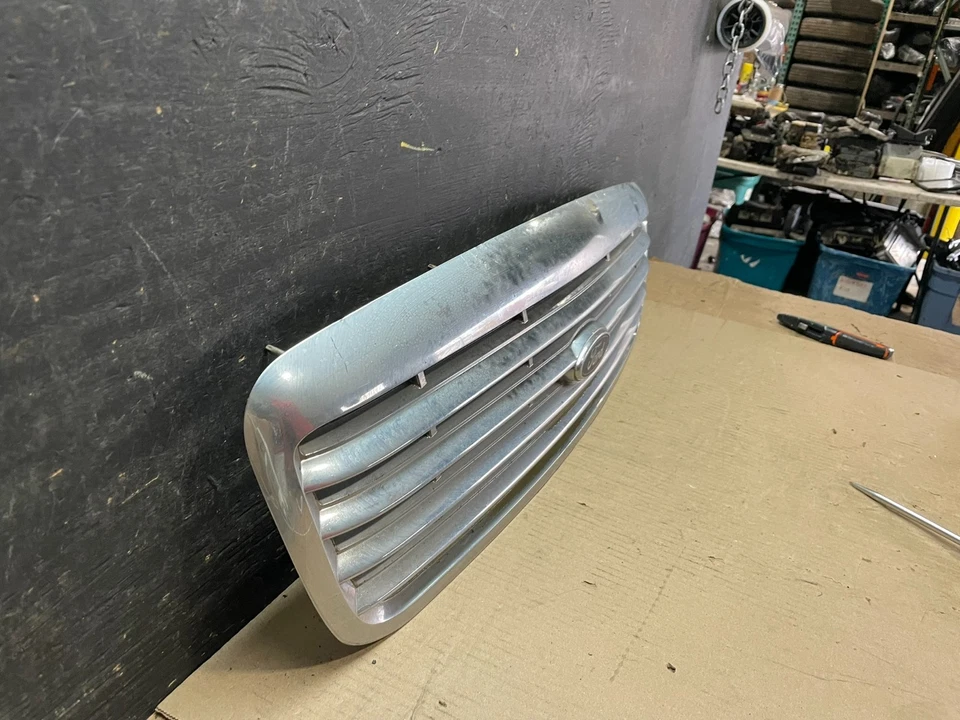 Parrilla superior delantera cromada Ford Crown Victoria 2003 a 2011 u7507 DG Foto 3 de 4