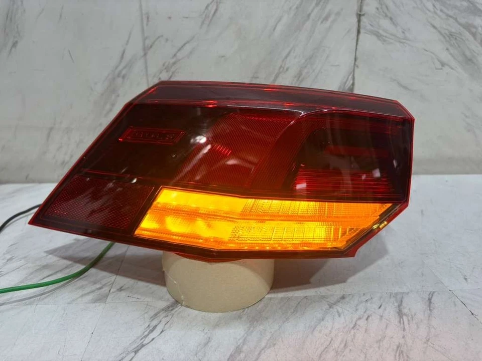 Luz trasera exterior OEM 2022 2025 VOLKSWAGEN GTI GOLF R LADO IZQUIERDO LED 5H0 945 095 D Foto 2 de 4