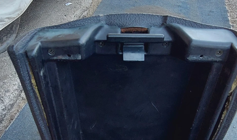 91-96 MITSUBISHI 3000GT CONSOLA CENTRAL REPOSABRAZOS COMPARTIMENTO DE ALMACENAMIENTO GRIS OSCURO Foto 4 de 4