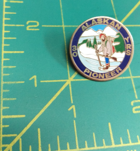Alaska Pin - Alaskan Pioneer 30 YRS lapel scarf jacket hat pin 1" tall pinback - Picture 2 of 4