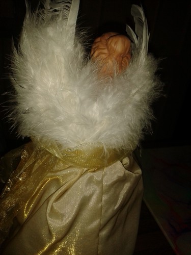 PORCELAIN FACE HANDS REAL FEATHER WINGED ANGEL CHRISTMAS TREE TOPPER FIGURINE - Picture 4 of 4