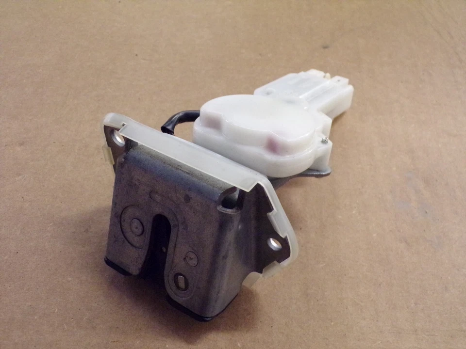 Actuador de pestillo de puerta levadiza Suzuki SX4 2007-2013 Foto 2 de 4