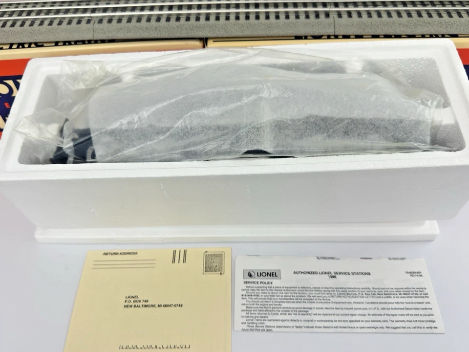 Lionel 6-18562 Southern Pacific GP-9 Locomotive & (3) Madison cars 6-19024-26 - Image 2 of 4