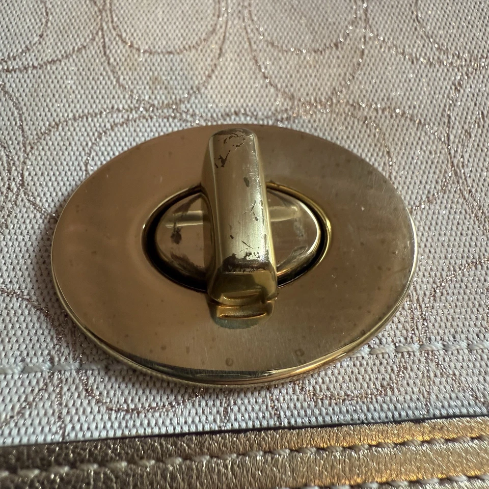 Cartera sin asas Coach Turnlock hilo de lúrex beige dorado forro legado Foto 2 de 4