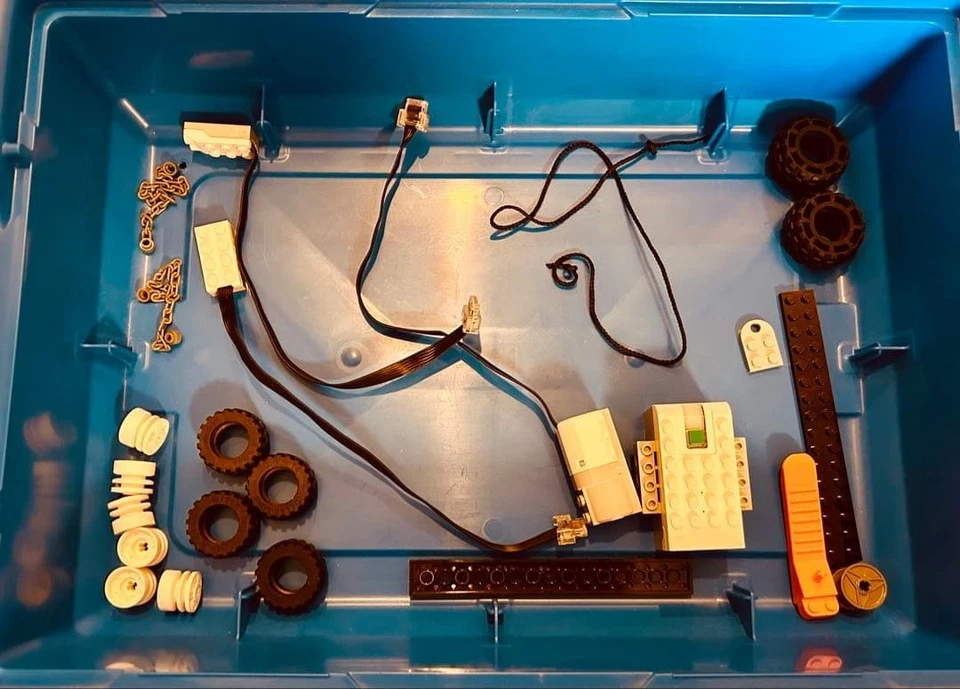 USED LEGO Education WeDo 2.0 Core Set Robot Brock Programing Toy 45300 - Image 4 of 4