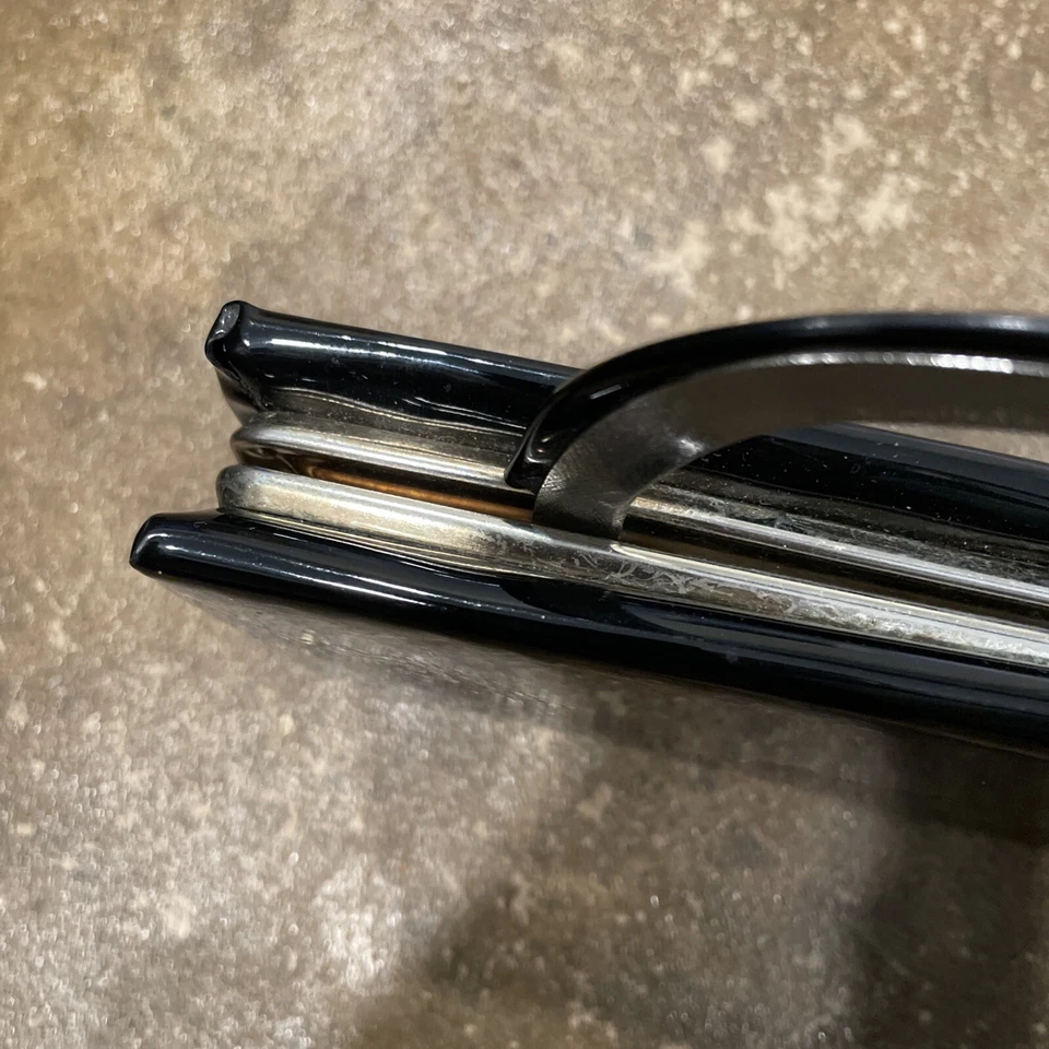 Bolso sin asas vintage de charol negro de los años 50 y 60, forro de vinilo negro Foto 3 de 4