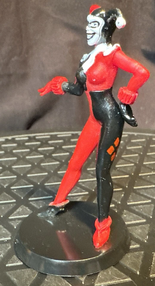 Figura de acción Harley Quinn sobre base circular monograma adorno de pastel Foto 3 de 4