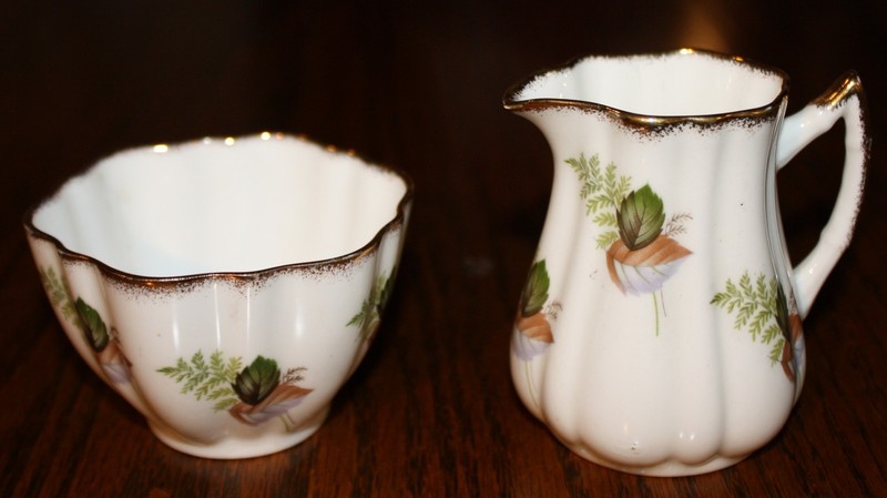 Elizabethan Fine Bone China Made In England Sugar and  Creamer "Leaf" Pattern