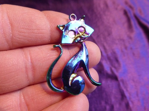 Pendentif chat en hématite Doré métallisé 3.1 cm La base est plate N