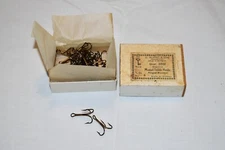 Vintage MUSTAD & SON No.4 Bronzed TREBLE HOOKS n BOX Lures Fish Norway Flies NOS