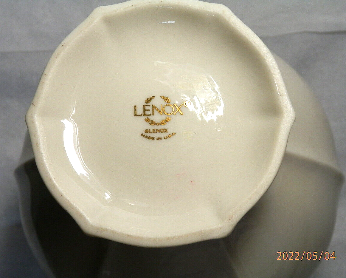 Lenox Special Collection China Vase 14K Gold Decoration, 7