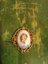 Vintage Edgar Berebi Limoges Cameo hand painted porcelain Brooch Gold Tone Frame