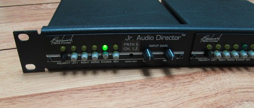 Jr. Director de audio de Benchmark Media Systems - Kit de montaje en rack de 2 pulgadas - Imagen 3 de 7