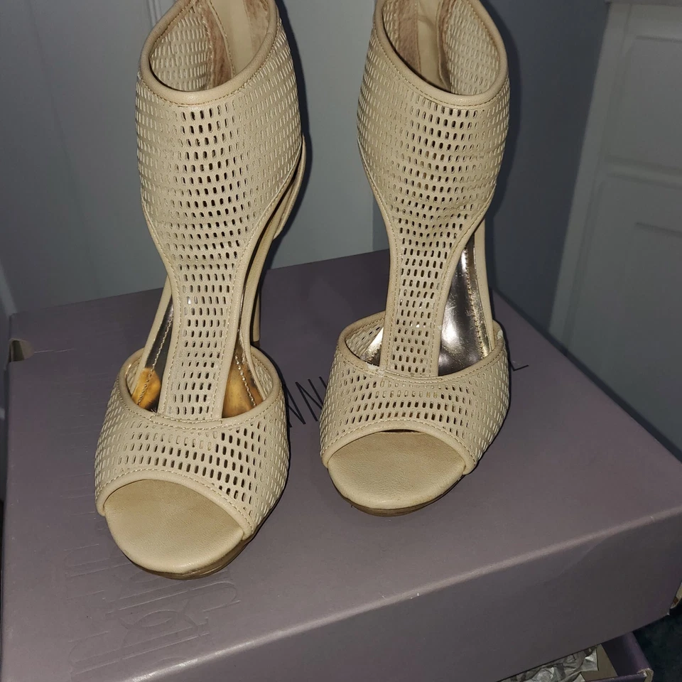 Sexy tacones tostados JLO con ganchillo. Foto 2 de 4