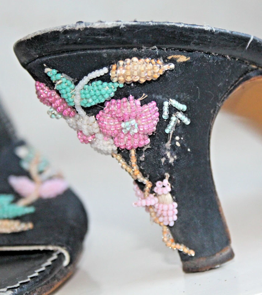 Zapatos de tacón sin cordones de diseño vintage desconocidos para coleccionistas de los años 50 con bordado Foto 3 de 4