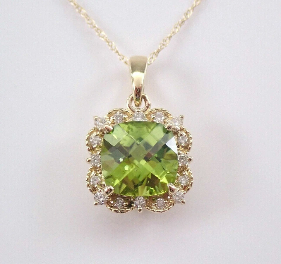 Colgante de belleza con halo de peridoto cojín de 3 quilates de oro amarillo de 14 quilates sobre cadena gratis Foto 3 de 4