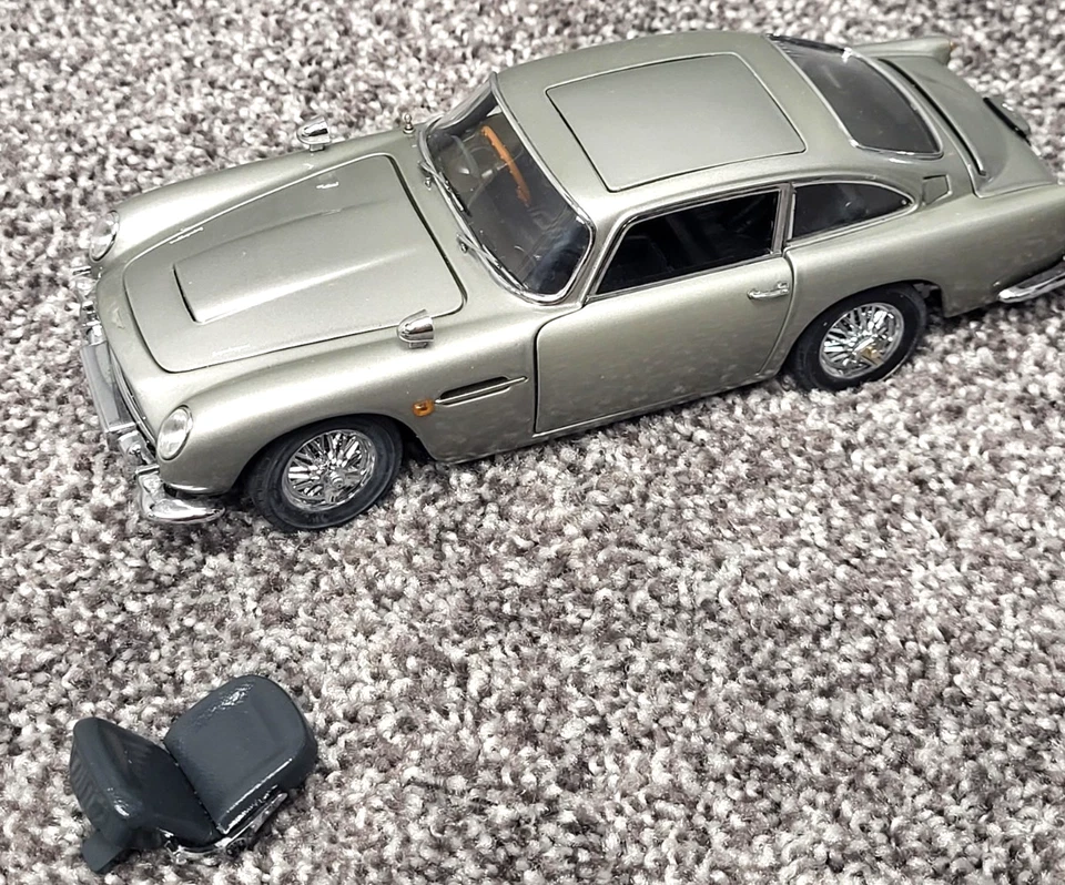DANBURY COMO NUEVO JAMES BOND 007 ASTON MARTIN DB5 DIECAST CAJA ORIGINAL ASIENTO Y TECHO Foto 2 de 4