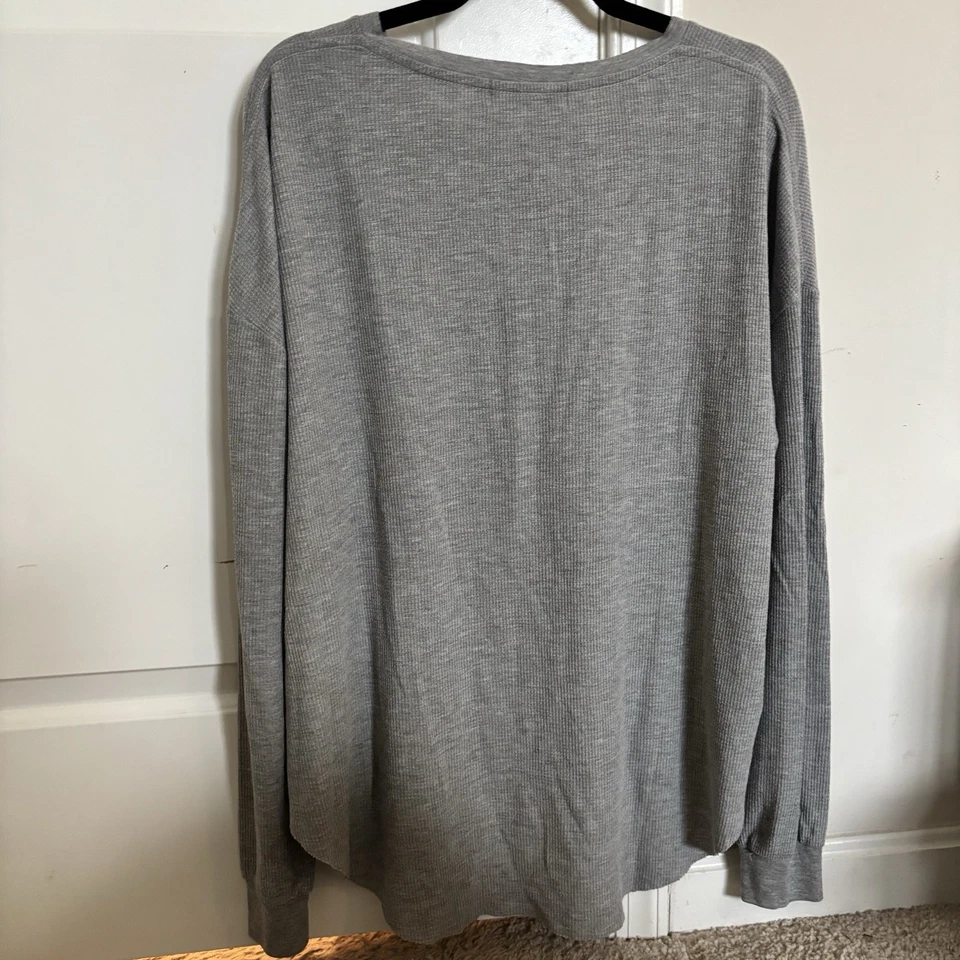 Camisa para mujer Wildfox North Pole Christmas Henley de gran tamaño talla pequeña” Foto 3 de 4