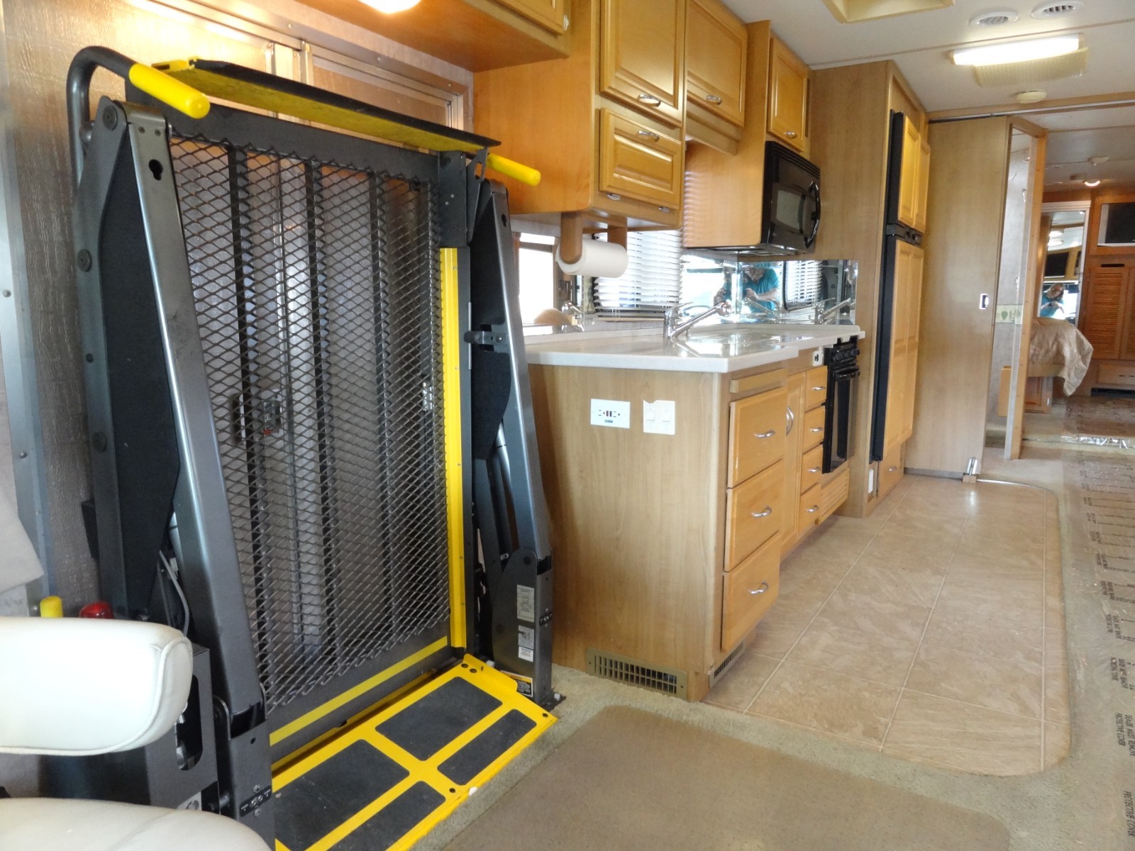 2007 EXPEDITION 38 N~DIESEL~HANDICAP WHEEL CHAIR LIFT~19K MILES~NEW TIRES~BEAUTY