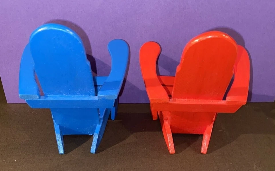 Sillas Adirondack de madera azul y rojo tamaño muñeca pequeña 5x5x3 nuevas sin etiquetas (el precio es para 2) Foto 3 de 4