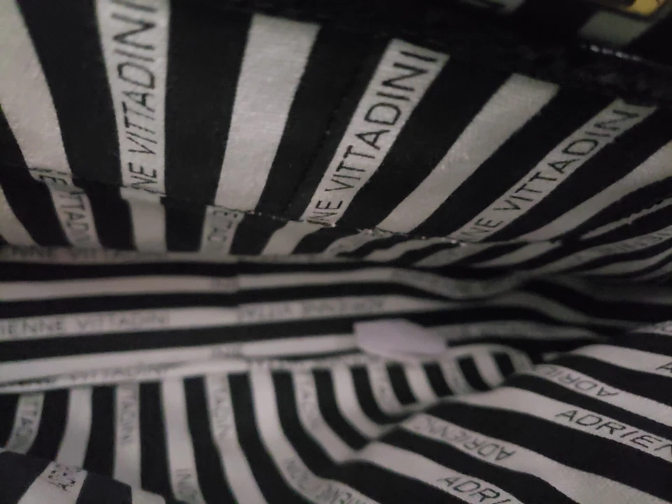 Bolso Hobo Adrienne Vittadini Charol Blanco - Bolsa - Cartera con Dorado Foto 3 de 4