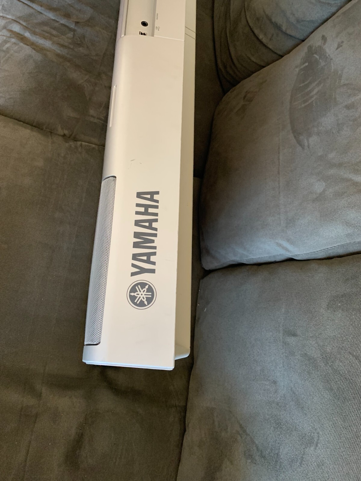 Yamaha (DGX205) 76Key Portable Grand Piano/Keyboard MIDI / USB works