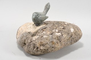 J79F54 Decorative Bronze Bird on Stone Garden Figurine