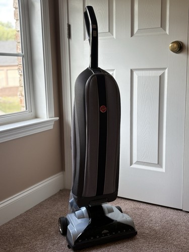 Hoover UH30010 Windtunnel Platinum Upright Bagged Vacuum Works great