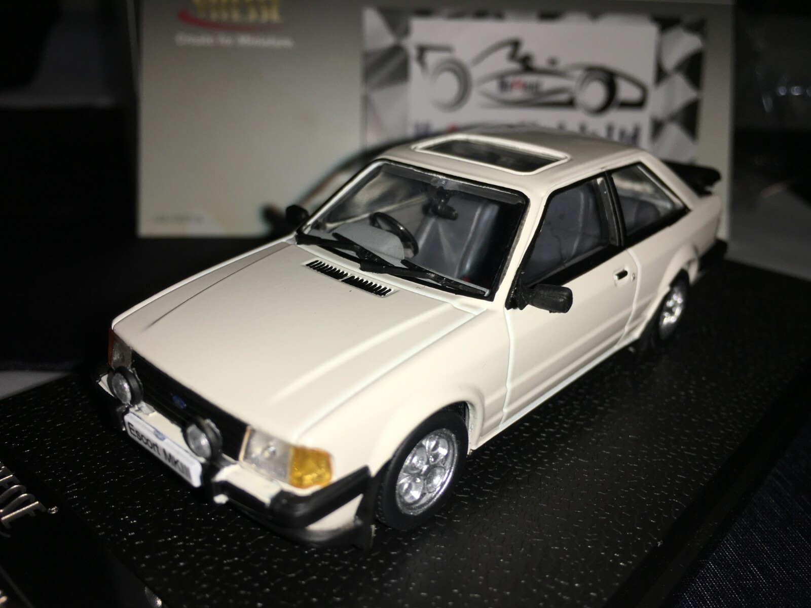1:43 Triple 9, Vitesse T9-43090 Ford Escort MKIII XR3i Diamond White 1983