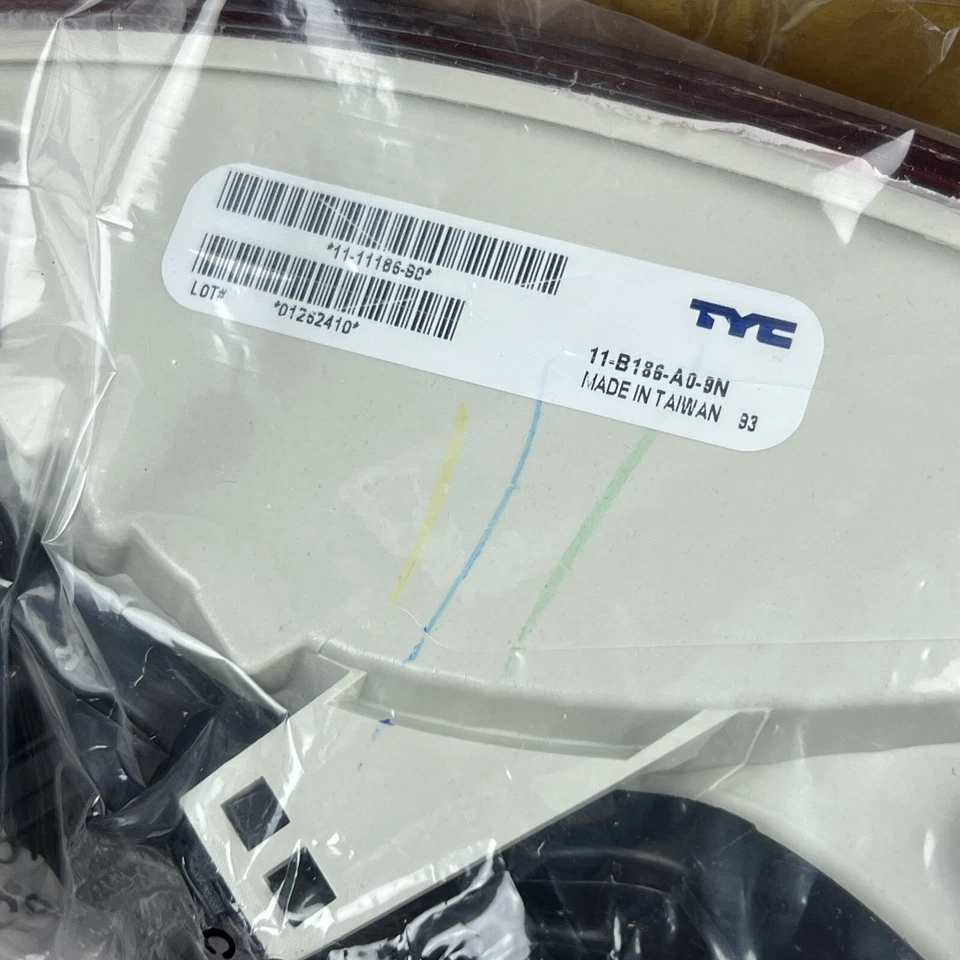 Задний фонарь в сборе обычный TYC 11-11186-90 новый в открытой коробке 05-08 Audi A4 седан - Изображение 3 из 4