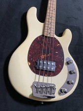 MUSIC MAN StingRay 4 Basso Chitarra USA 1998 con EQ a 3 bande Crema Vintage