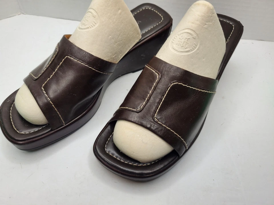 Sandálias anabela de couro marrom biqueira aberta Westies 7 M femininas muito limpas - Imagem 2 de 4