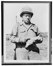 Foto: Soldado estadounidense de la Segunda Guerra Mundial con casco y mapa años 40